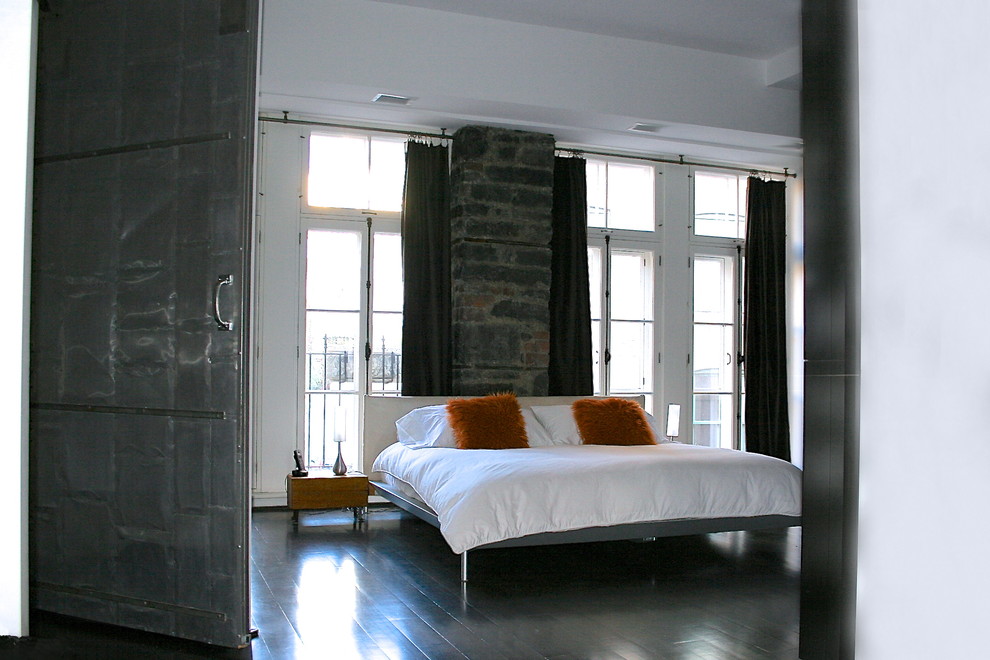 На фото: спальня в стиле фьюжн с белыми стенами и темным паркетным полом с