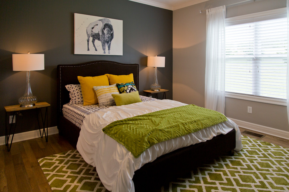 Großes Stilmix Hauptschlafzimmer mit grauer Wandfarbe, braunem Holzboden und braunem Boden in Kansas City