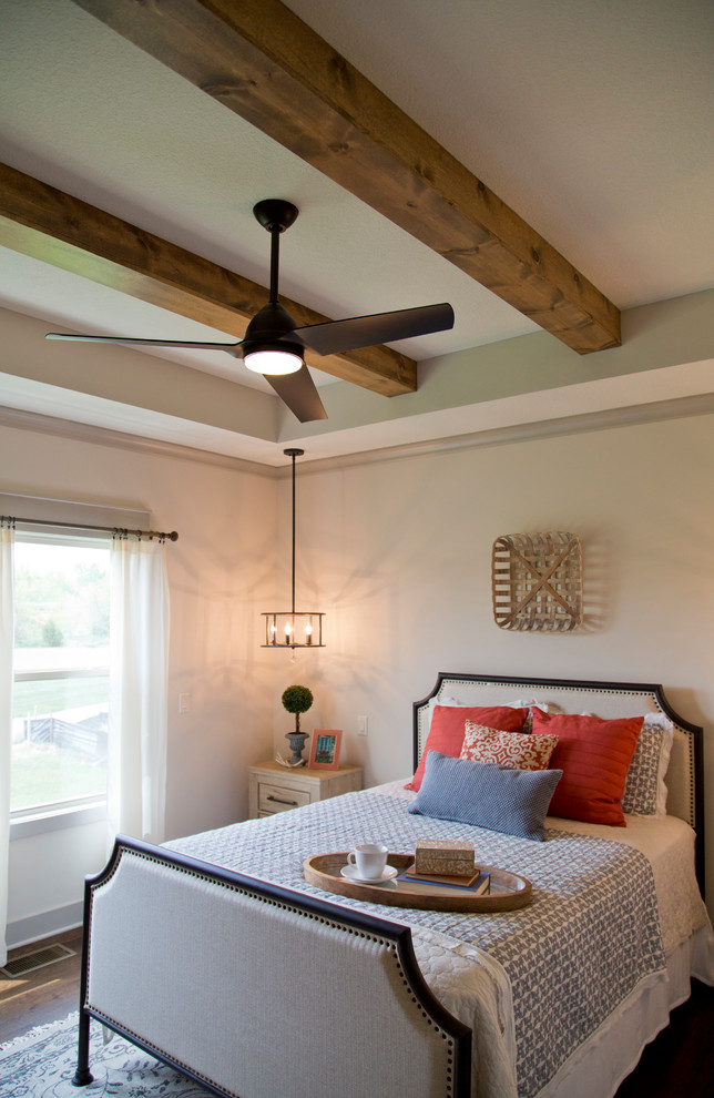 Ejemplo de habitación de invitados rural de tamaño medio con paredes beige, suelo de madera oscura y suelo marrón