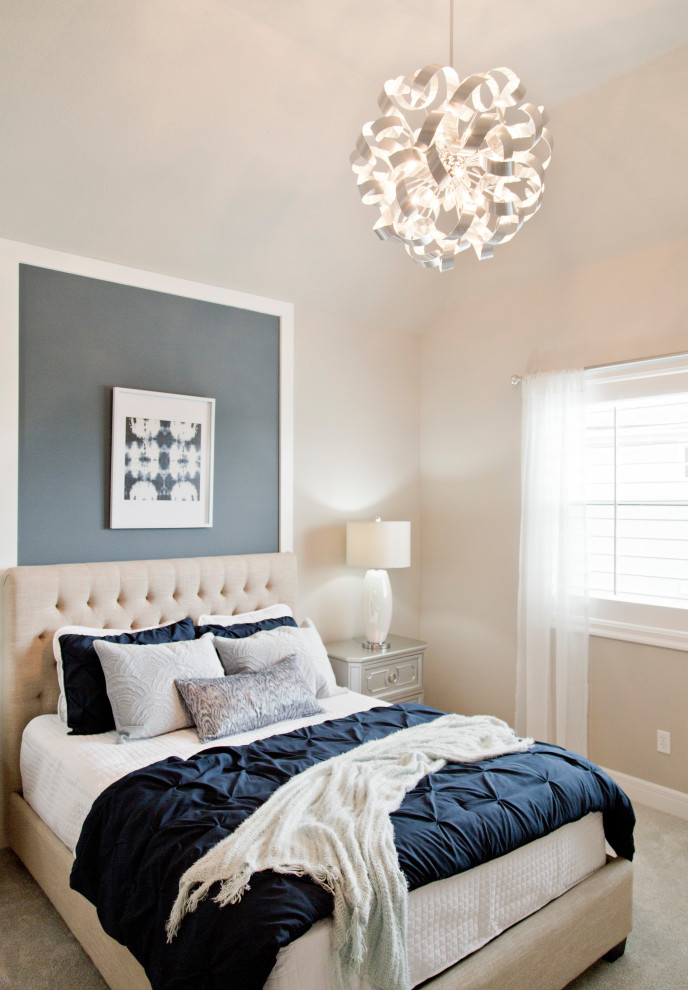 Diseño de habitación de invitados de tamaño medio con paredes beige, moqueta y suelo beige
