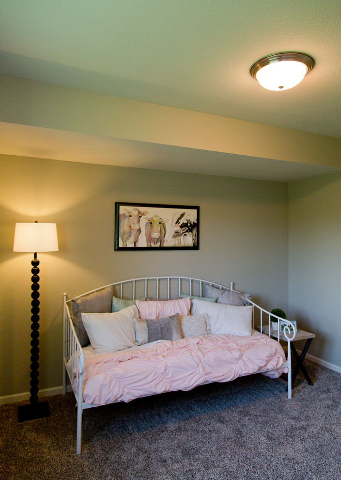 Mittelgroßes Landhausstil Gästezimmer mit beiger Wandfarbe, Teppichboden und beigem Boden in Kansas City