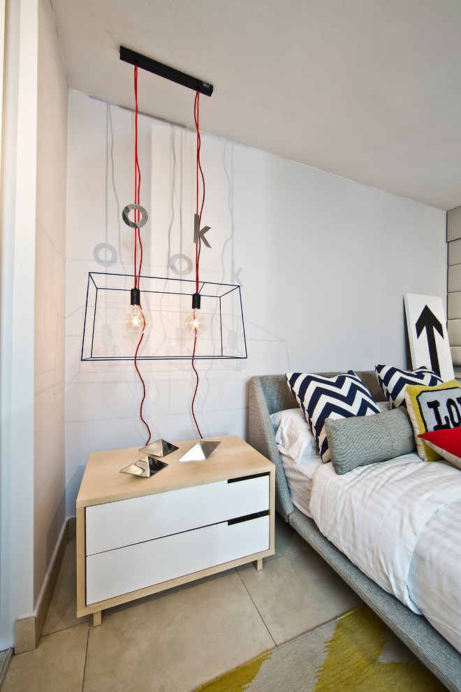 他の地域にあるコンテンポラリースタイルのおしゃれな寝室 (白い壁) のレイアウト
