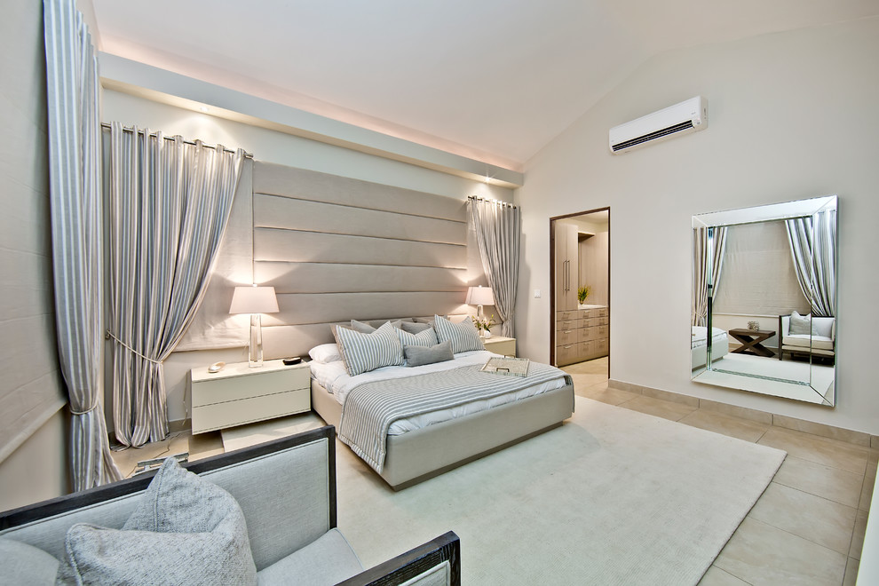 Modernes Schlafzimmer ohne Kamin mit grauer Wandfarbe in Sonstige
