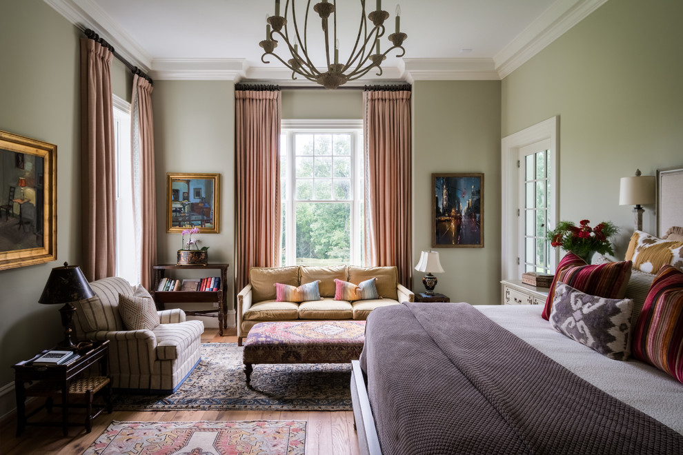リッチモンドにあるトラディショナルスタイルのおしゃれな寝室 (緑の壁、無垢フローリング、茶色い床) のインテリア