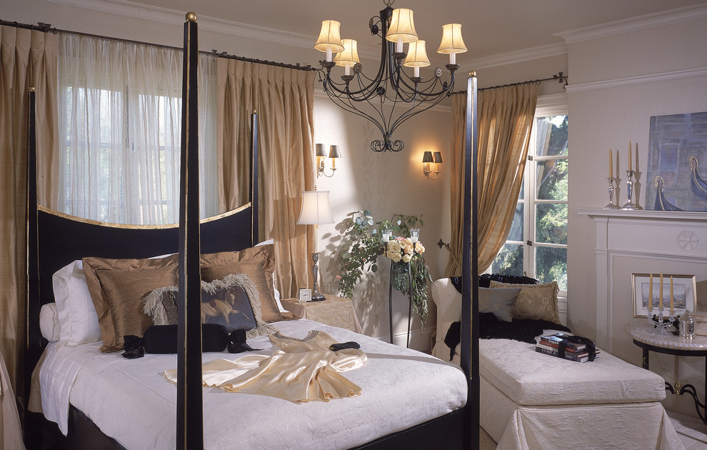 サクラメントにある中くらいなトラディショナルスタイルのおしゃれな客用寝室 (マルチカラーの壁、淡色無垢フローリング)