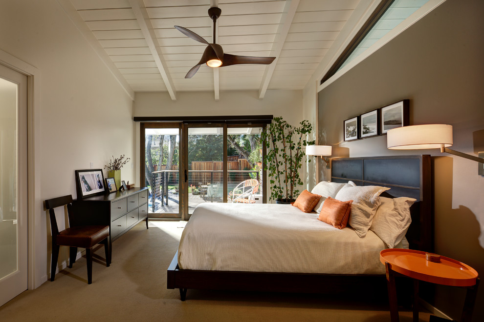 Großes Asiatisches Hauptschlafzimmer ohne Kamin mit weißer Wandfarbe, Teppichboden und beigem Boden in San Francisco