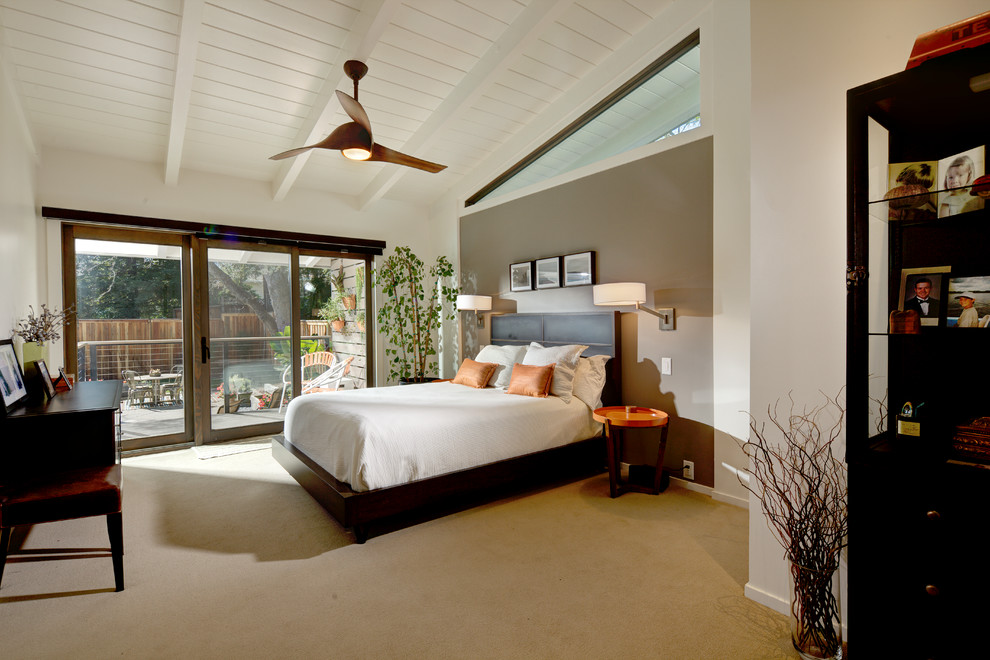 Foto de dormitorio principal de estilo zen grande sin chimenea con paredes blancas, moqueta y suelo beige