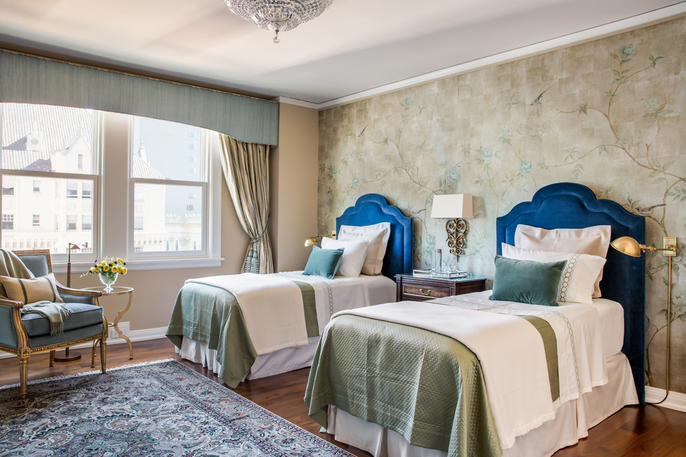 На фото: гостевая спальня (комната для гостей) в классическом стиле с бежевыми стенами, паркетным полом среднего тона и коричневым полом