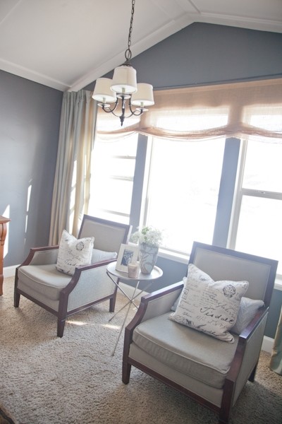 Esempio di una camera matrimoniale minimal di medie dimensioni con pareti grigie e moquette