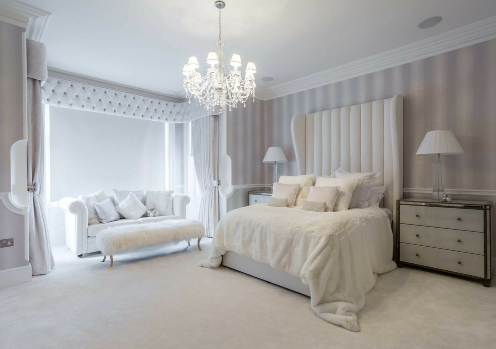 Idéer för ett stort klassiskt sovrum, med heltäckningsmatta och vitt golv