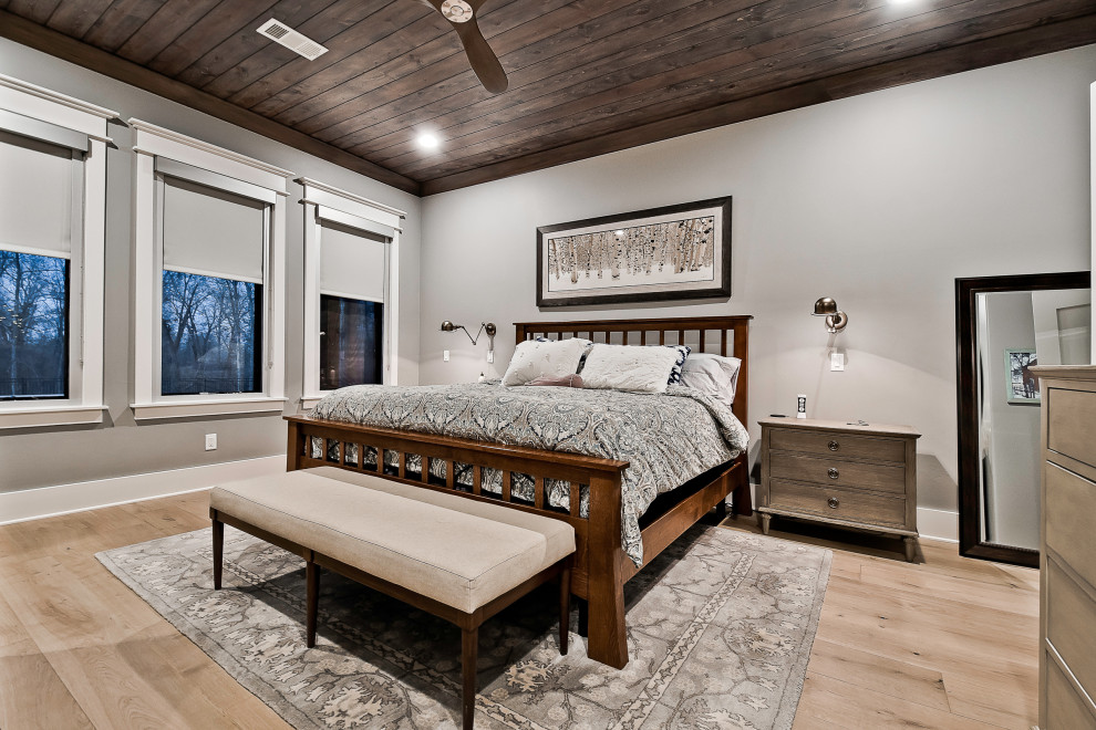 На фото: большая хозяйская спальня в стиле модернизм с серыми стенами и полом из известняка с