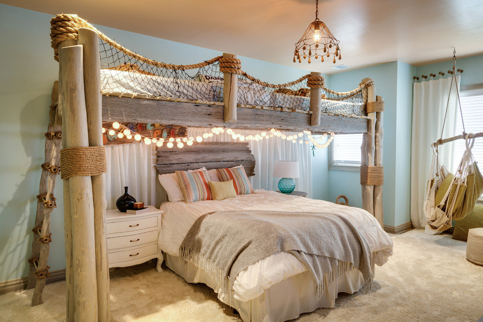Ispirazione per una camera da letto stile marino con pareti blu e moquette