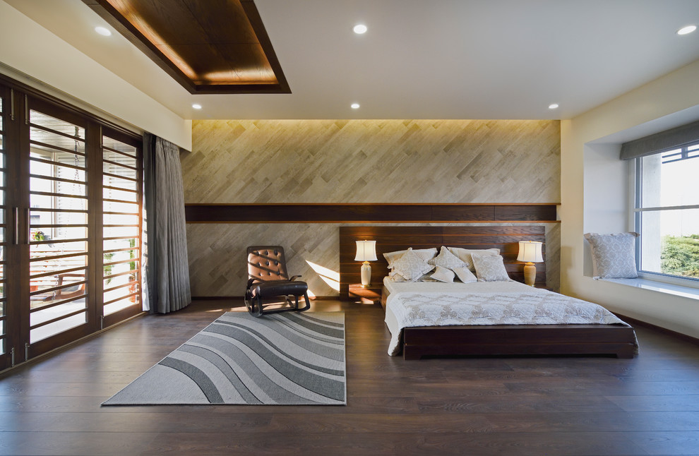 Foto på ett funkis sovrum, med beige väggar, mörkt trägolv och brunt golv