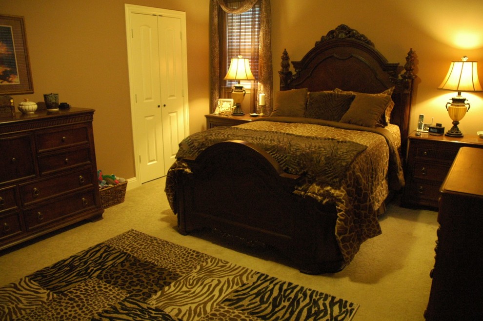 На фото: хозяйская спальня среднего размера в классическом стиле с коричневыми стенами и ковровым покрытием