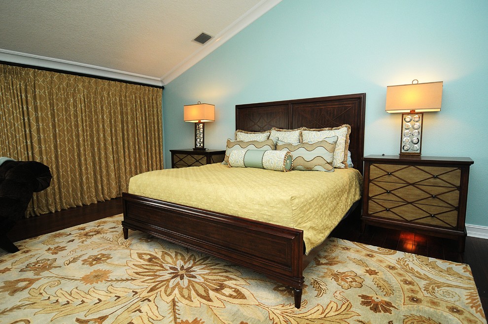 Diseño de dormitorio principal tradicional renovado grande sin chimenea con paredes azules y suelo de madera oscura