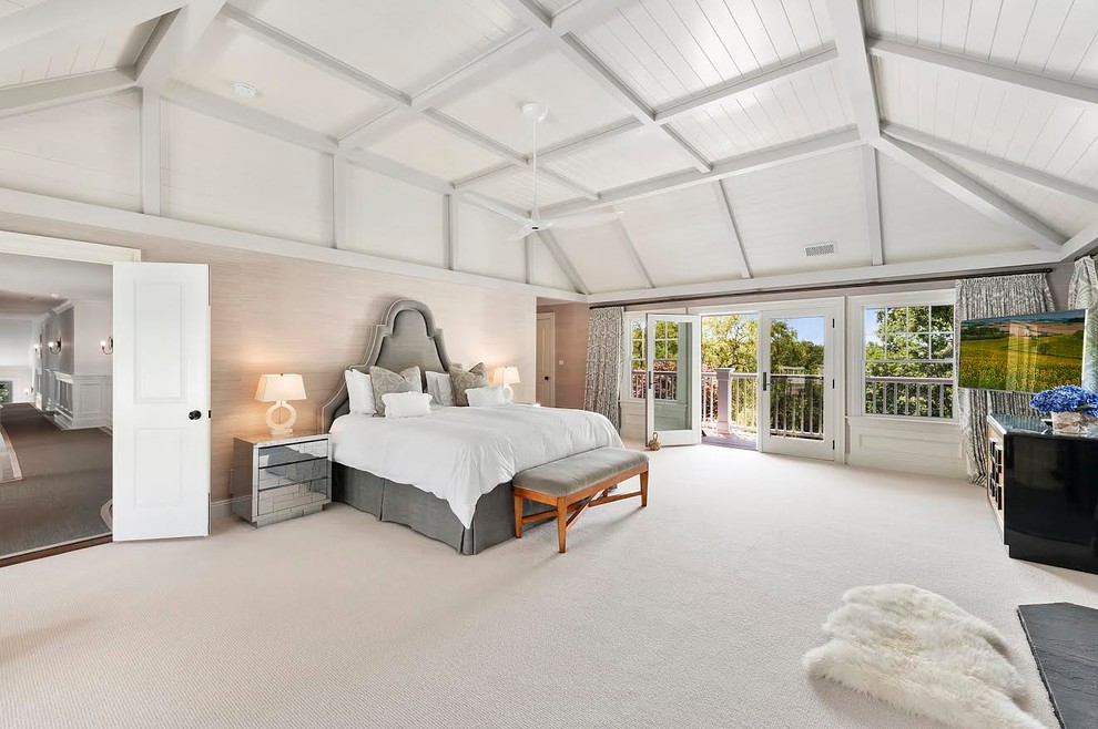Geräumiges Maritimes Hauptschlafzimmer ohne Kamin mit beiger Wandfarbe, Teppichboden und weißem Boden in New York