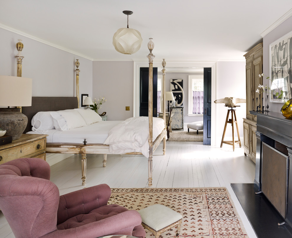 Стильный дизайн: большая хозяйская спальня в классическом стиле с серыми стенами, деревянным полом, стандартным камином, фасадом камина из дерева и белым полом - последний тренд