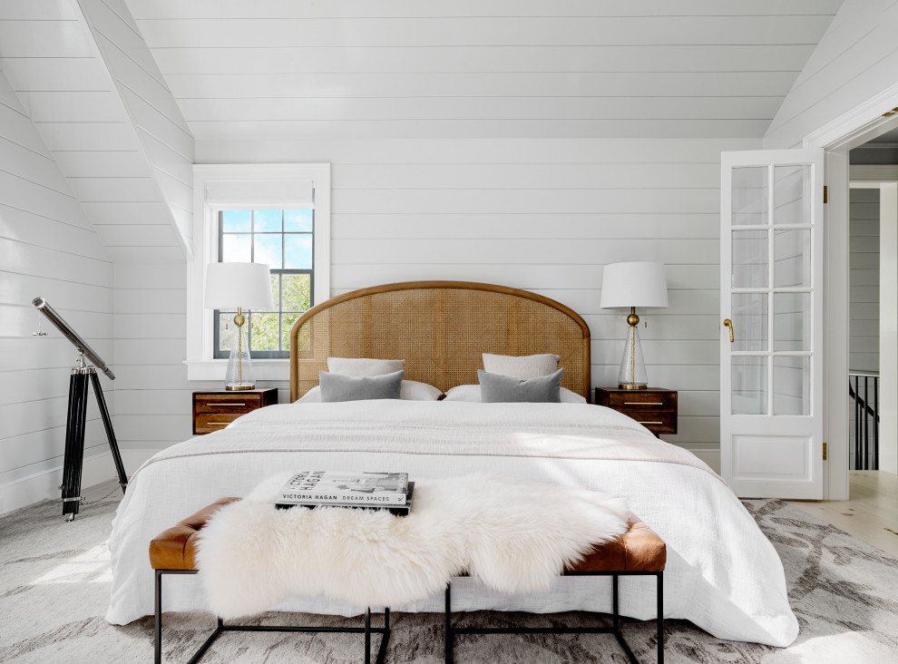 Свежая идея для дизайна: хозяйская спальня в морском стиле с серыми стенами без камина - отличное фото интерьера