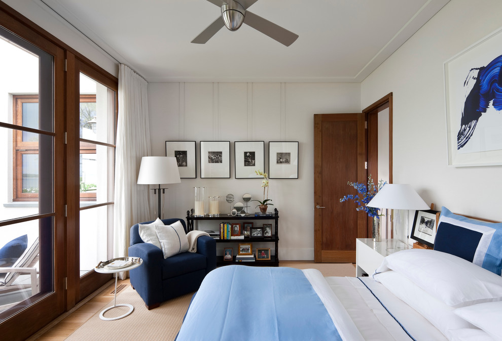 Maritimes Schlafzimmer ohne Kamin mit weißer Wandfarbe und hellem Holzboden in New York