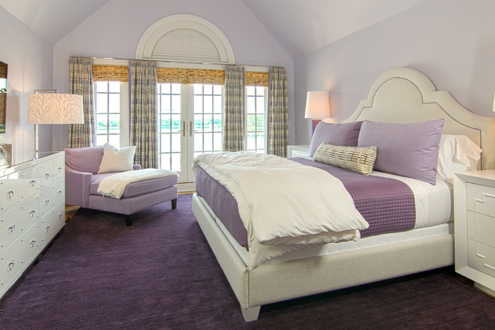 Klassisches Schlafzimmer mit lila Wandfarbe, Teppichboden und lila Boden in New York