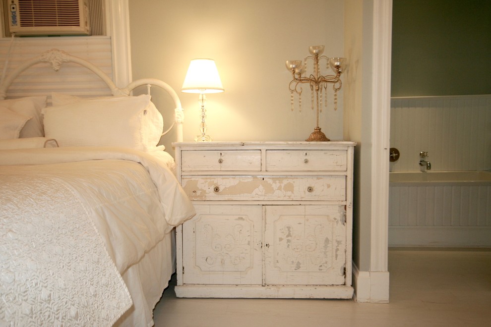 Ejemplo de dormitorio principal romántico sin chimenea con suelo de madera clara y suelo blanco