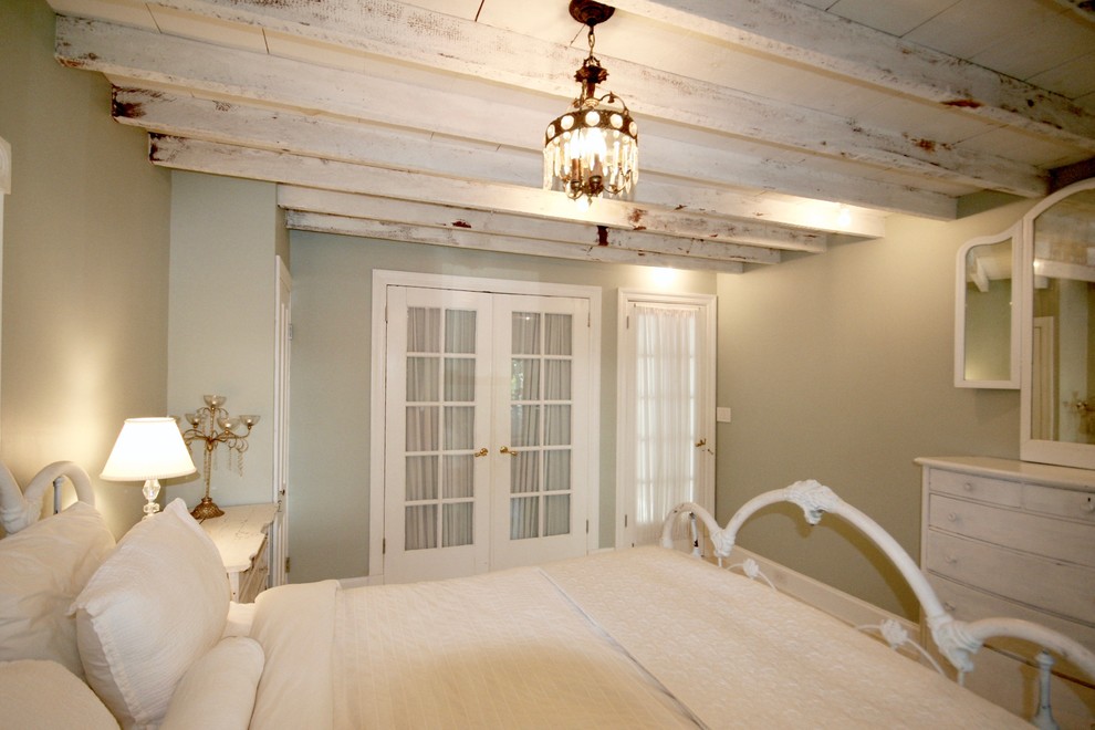 На фото: хозяйская спальня среднего размера в классическом стиле с светлым паркетным полом и белым полом без камина с