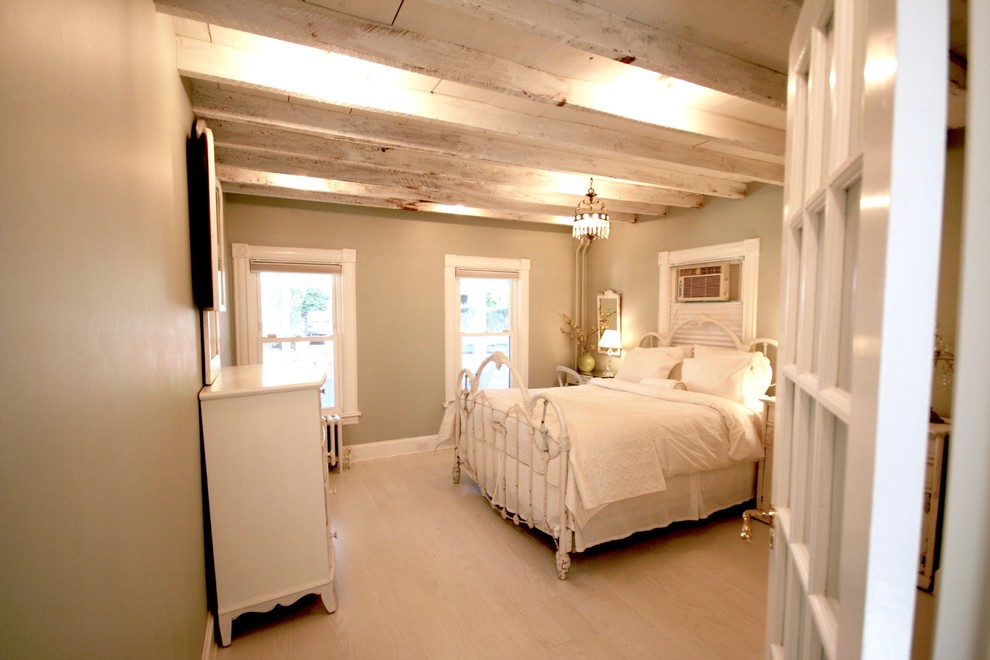 Mittelgroßes Shabby-Chic Hauptschlafzimmer ohne Kamin mit hellem Holzboden und weißem Boden in New York