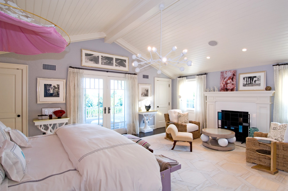 Стильный дизайн: гостевая спальня среднего размера, (комната для гостей) в морском стиле с синими стенами, темным паркетным полом, стандартным камином и фасадом камина из дерева - последний тренд