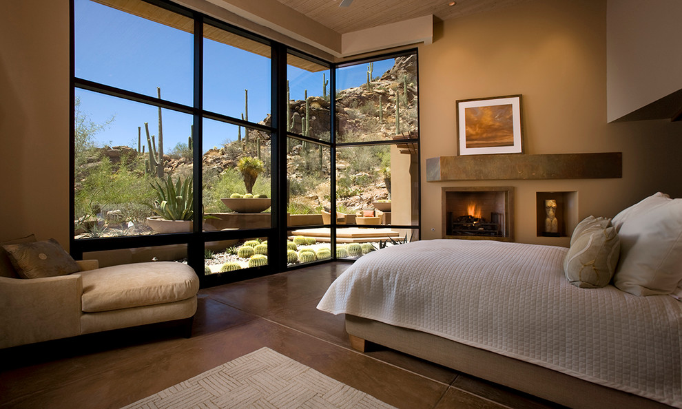 Modernes Schlafzimmer mit Betonboden und braunem Boden in Phoenix