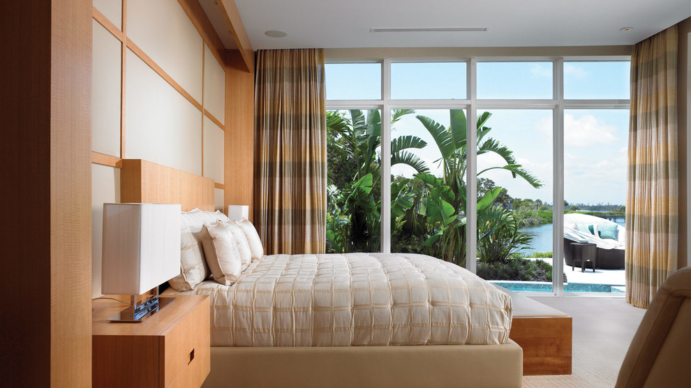 Modelo de dormitorio actual con paredes beige y moqueta