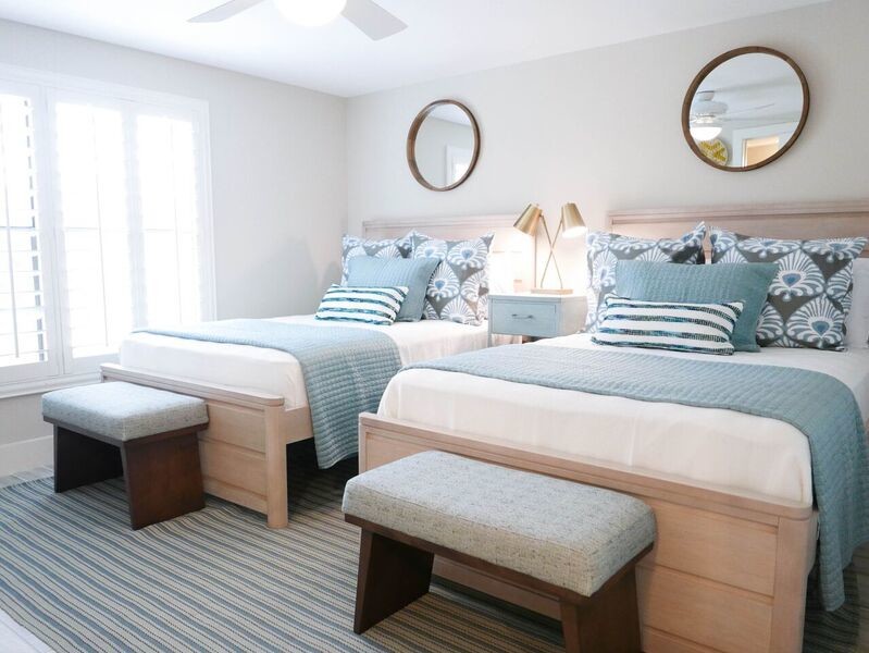 ジャクソンビルにある小さなビーチスタイルのおしゃれな客用寝室のインテリア