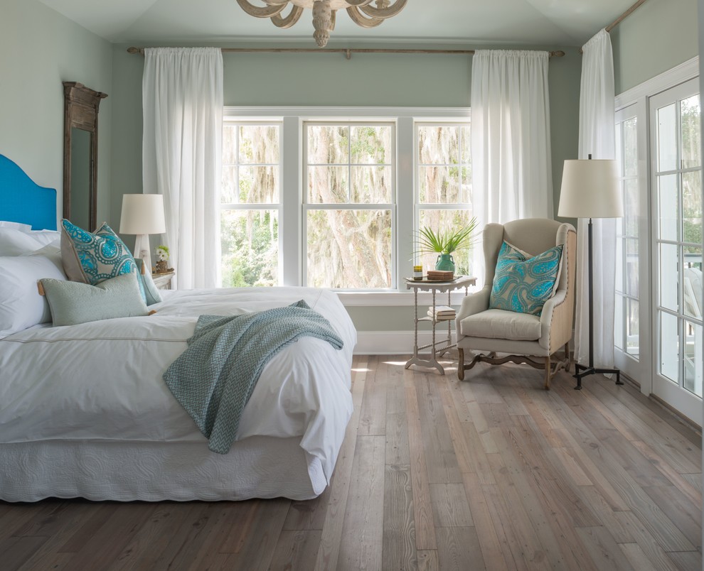 Foto de dormitorio principal marinero de tamaño medio sin chimenea con paredes azules y suelo de madera en tonos medios