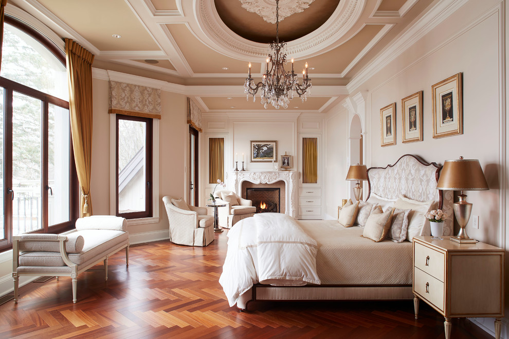 Foto de dormitorio principal clásico extra grande con paredes beige, suelo de madera oscura y todas las chimeneas