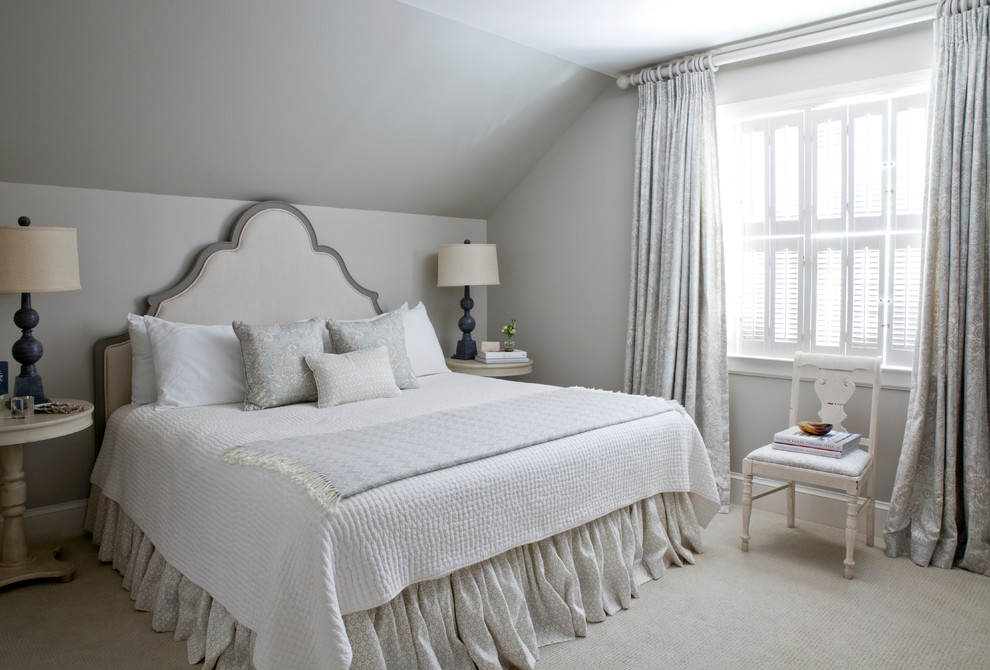 На фото: хозяйская спальня среднего размера на мансарде в классическом стиле с серыми стенами, ковровым покрытием и бежевым полом без камина с