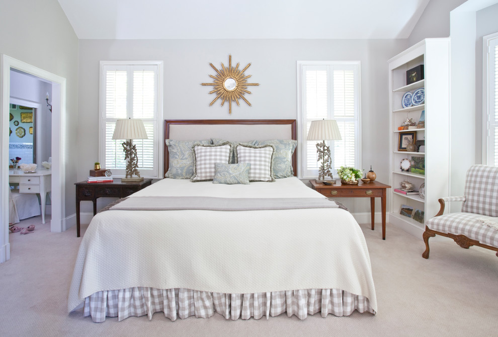 Стильный дизайн: хозяйская спальня среднего размера в классическом стиле с серыми стенами, ковровым покрытием и бежевым полом без камина - последний тренд