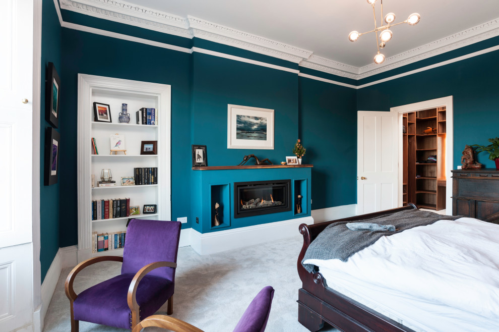 Klassisches Schlafzimmer mit blauer Wandfarbe, Teppichboden, Gaskamin und grauem Boden in Edinburgh