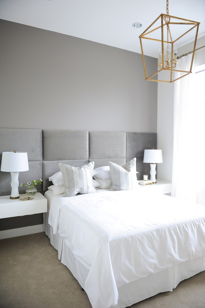 Großes Modernes Hauptschlafzimmer ohne Kamin mit grauer Wandfarbe und Teppichboden in Vancouver