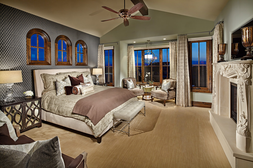 Mediterranes Hauptschlafzimmer mit bunten Wänden und Teppichboden in Denver