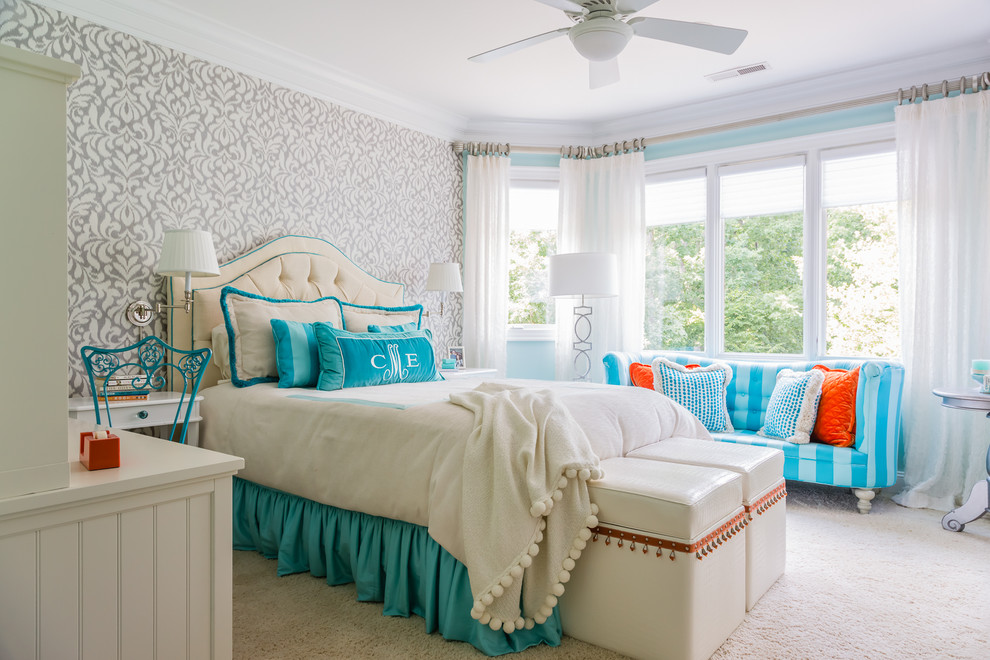 Diseño de dormitorio tradicional con paredes azules y moqueta