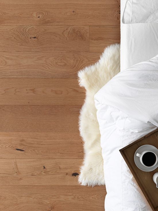 Idéer för ett klassiskt sovrum, med brunt golv