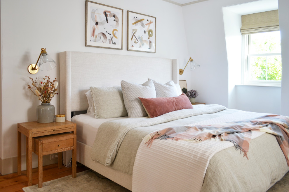 Стильный дизайн: спальня в стиле неоклассика (современная классика) с белыми стенами, паркетным полом среднего тона и коричневым полом - последний тренд