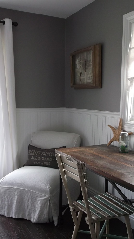 Foto di una camera da letto stile marinaro con pareti grigie, parquet scuro e nessun camino