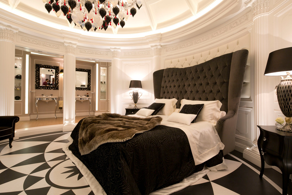 Großes Modernes Hauptschlafzimmer mit weißer Wandfarbe und gebeiztem Holzboden in Mailand