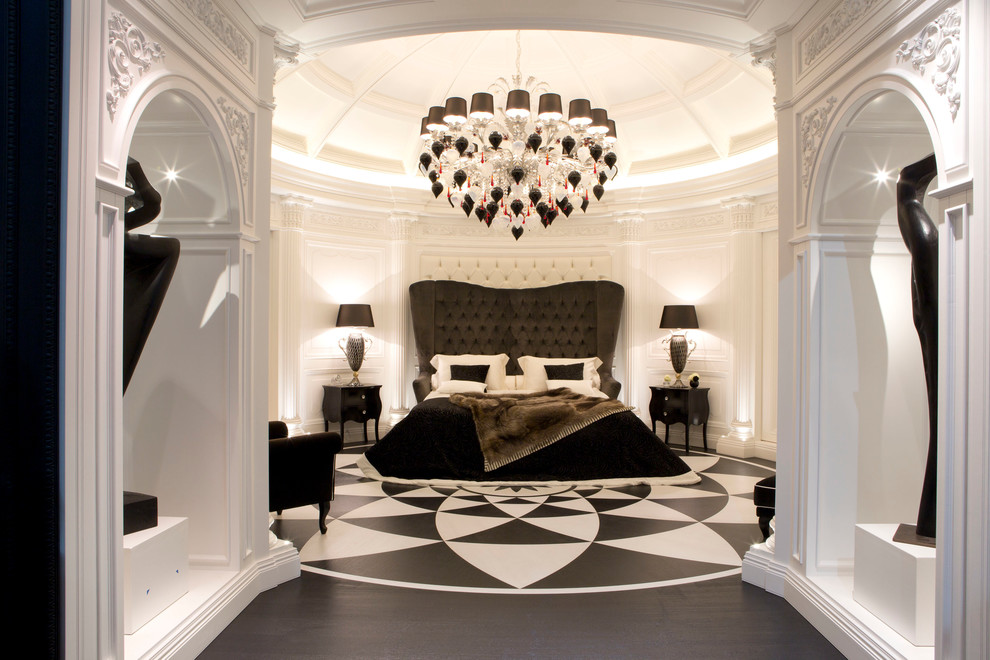 Esempio di una grande camera matrimoniale minimal con pareti bianche e pavimento in legno verniciato