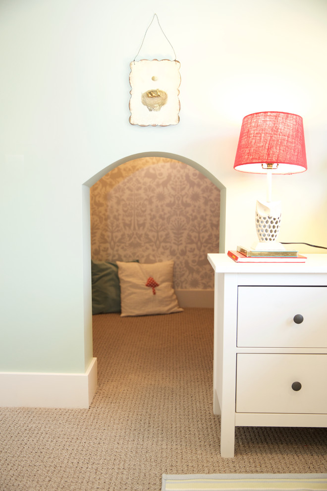Cette image montre une chambre avec moquette design avec un mur vert.