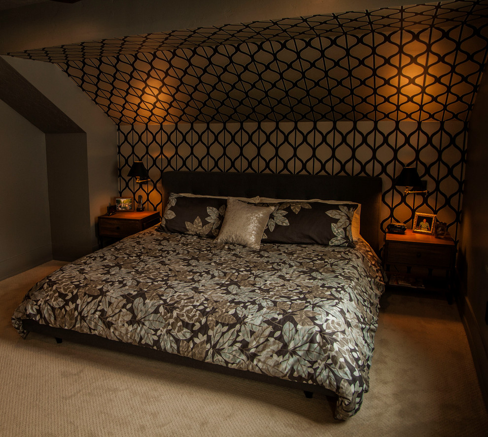 Foto di una camera da letto contemporanea con soffitto in carta da parati e carta da parati
