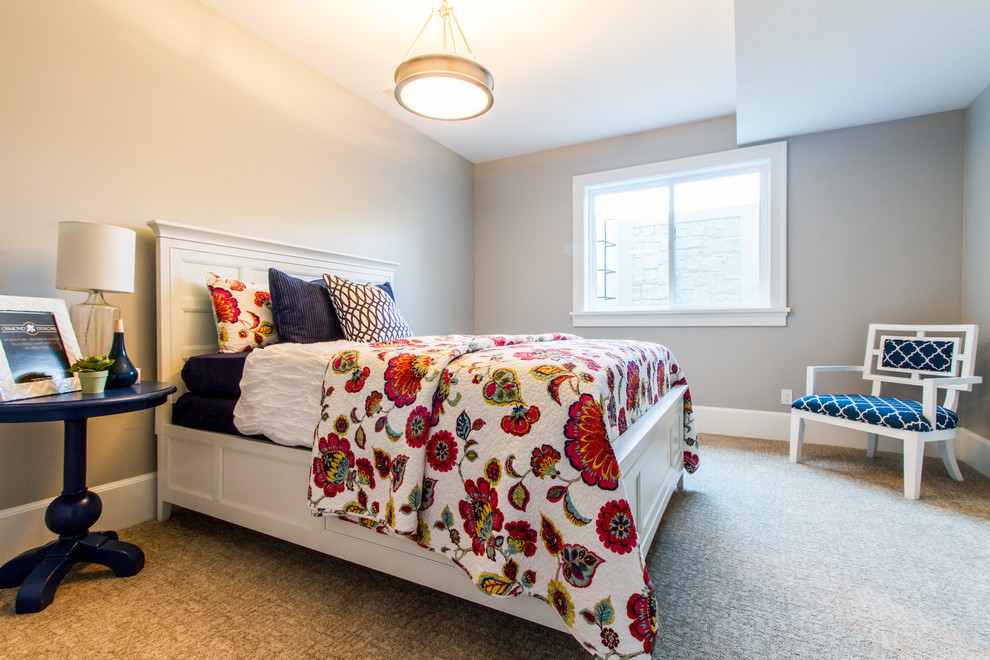 Источник вдохновения для домашнего уюта: гостевая спальня среднего размера, (комната для гостей) в классическом стиле с серыми стенами и ковровым покрытием без камина