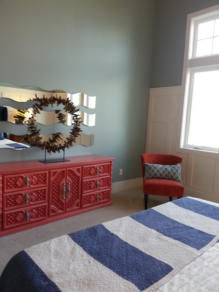 Стильный дизайн: большая хозяйская спальня в стиле неоклассика (современная классика) с синими стенами и ковровым покрытием без камина - последний тренд