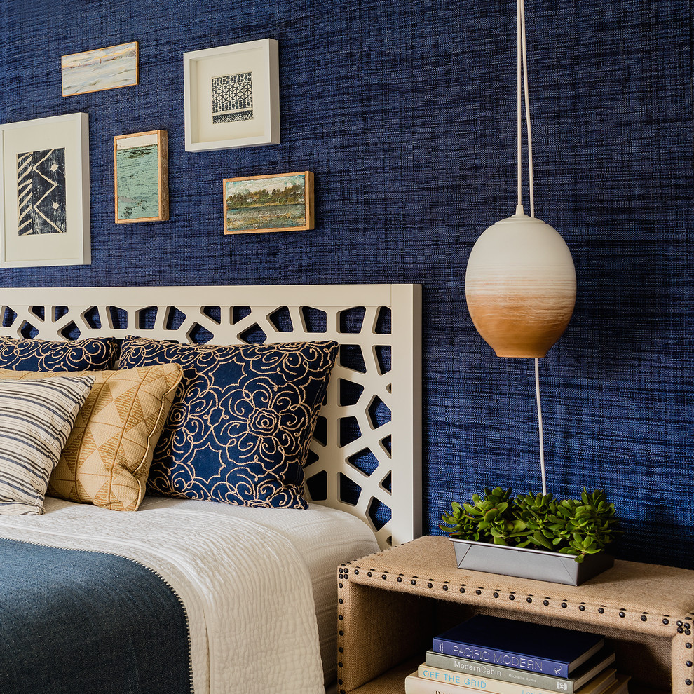 Idéer för vintage gästrum, med blå väggar och ljust trägolv