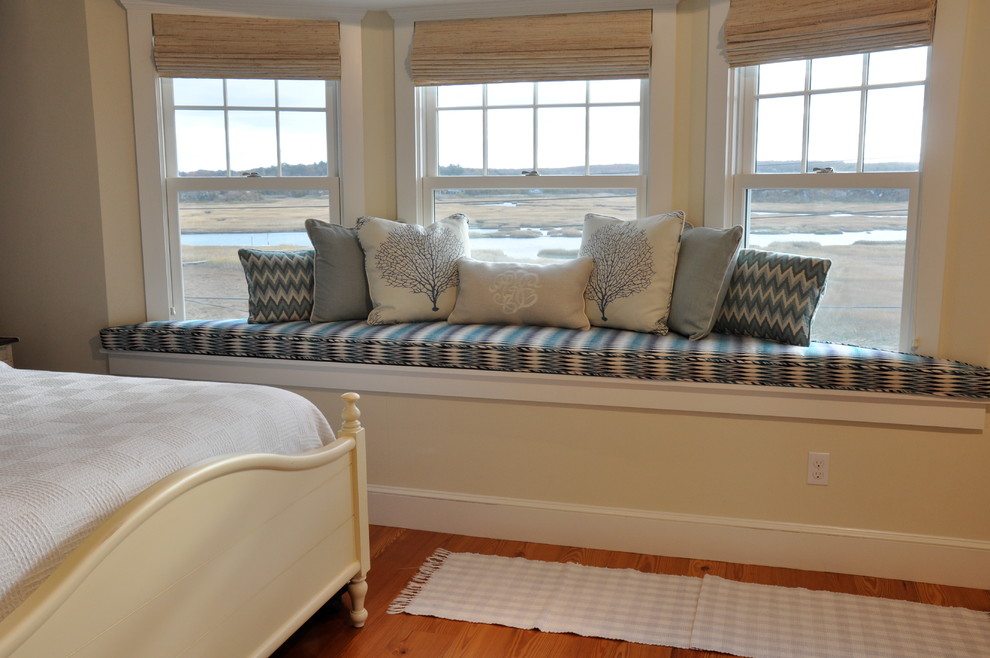 Diseño de habitación de invitados marinera de tamaño medio sin chimenea con paredes amarillas y suelo de madera en tonos medios
